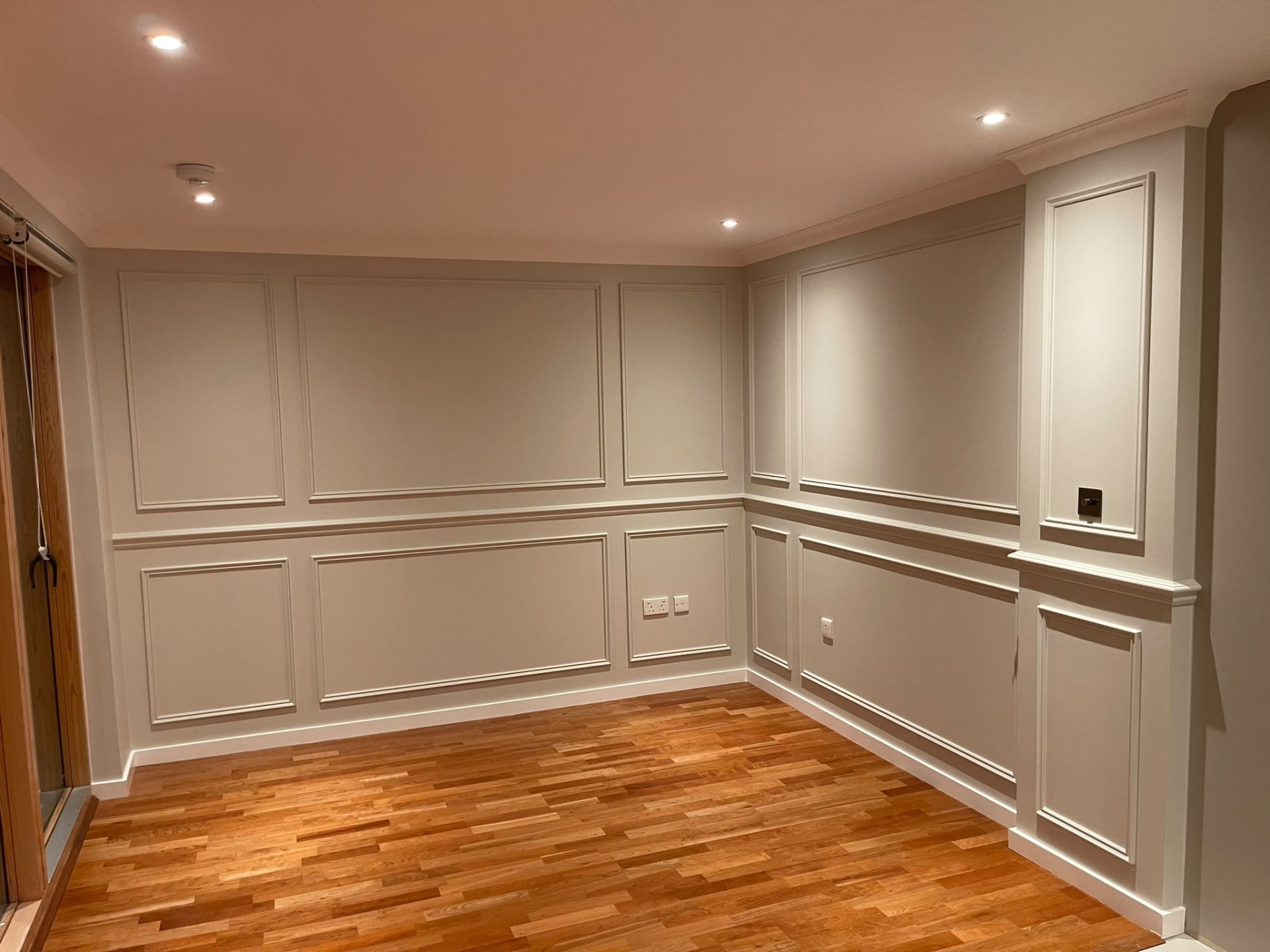 Corner of the Islington living area showing coordinated wall mouldings, painted cornice and white trim